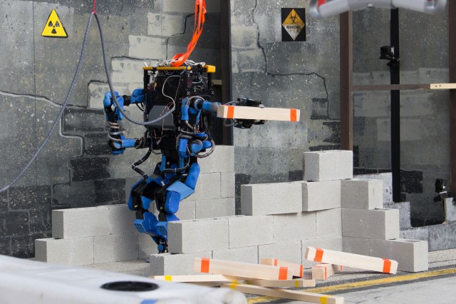 Eight teams earn DARPA funds for 2014 robotics finals