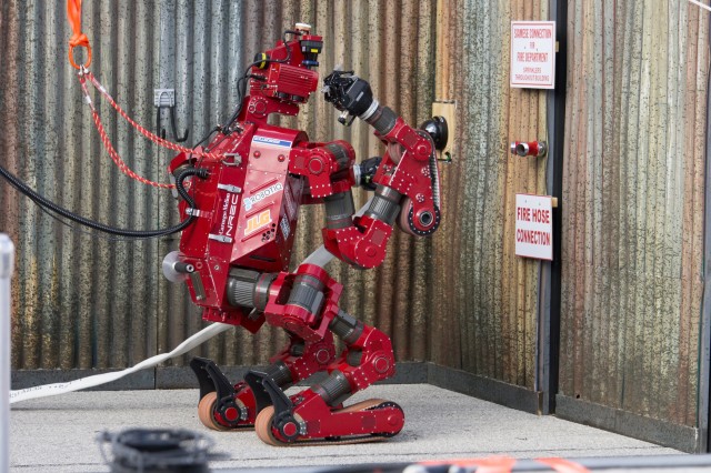 Eight teams earn DARPA funds for 2014 robotics finals