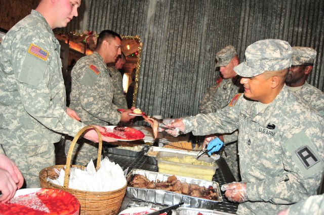 Gatesville, Texas spreads holiday joy to deploying Soldiers