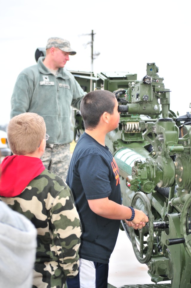 Sixth Graders Learn Army Life from Soldiers