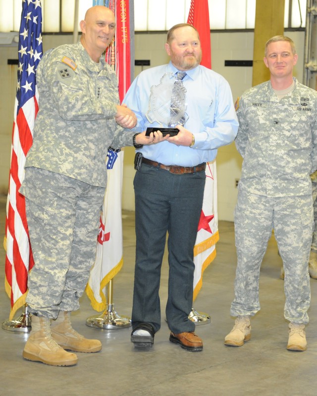 Odierno presents logistics excellence award to Fort Leonard Wood team