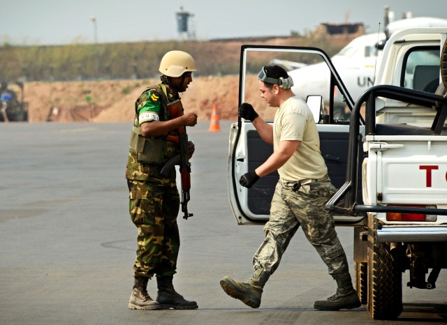 U.S. airlift Rwandans to Central African Republic