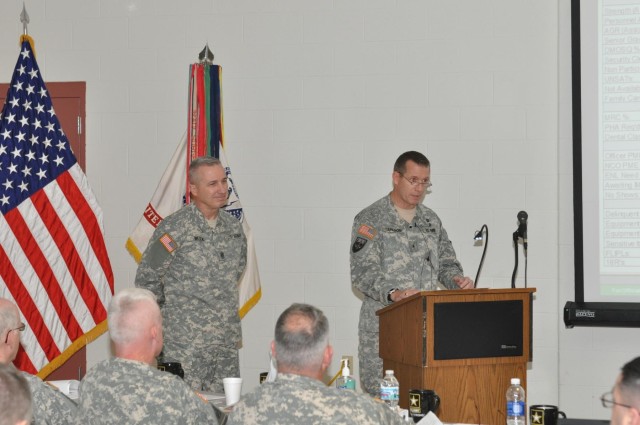 372nd commander, Carlson, briefs USARC deputy commander