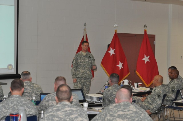 416th's commander briefs USARC deputy commander