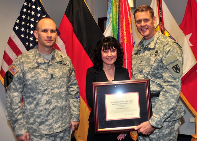 Local National receives DA Award from 21st TSC CG