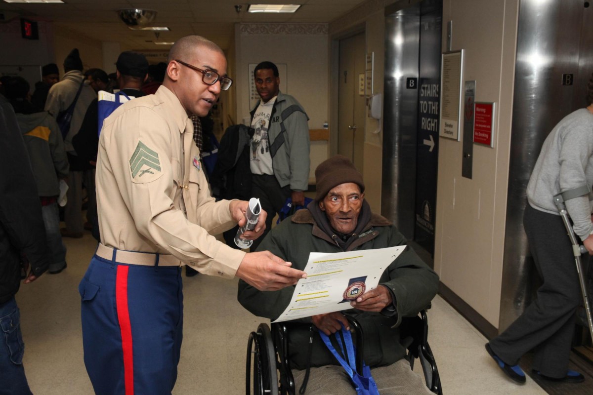 Henderson HallHQ Marines help veterans at local VA medical facility