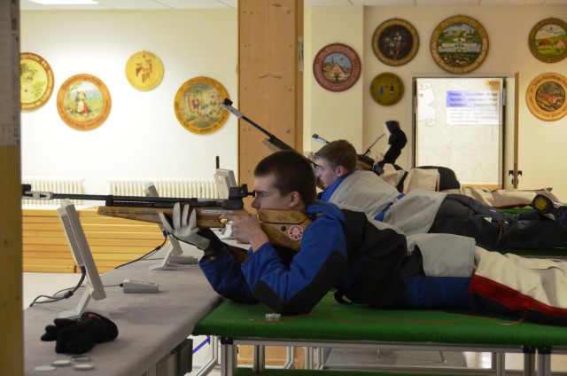 The Ansbach High School rifle team visits SG Weihenzell.