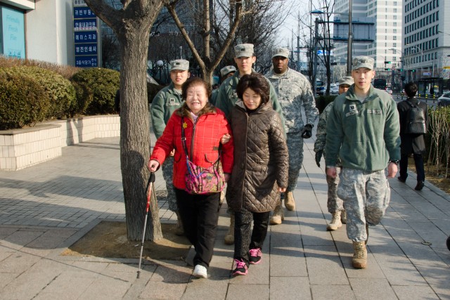 Lunar New Year volunteers deliver rice, friendship