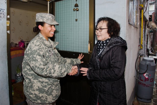 Lunar New Year volunteers deliver rice, friendship