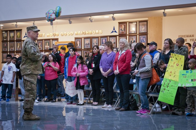 Lt. Gen. Milley talks to families and friends of III Corps