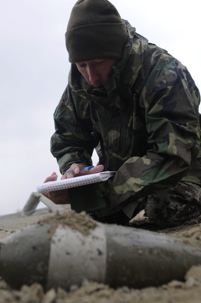 Soldiers show Afghans ropes of Explosive Ordnance Disposal