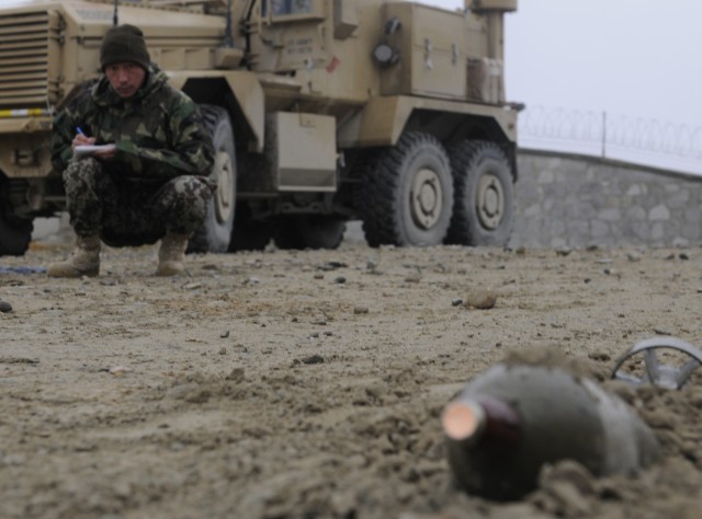 Soldiers show Afghans ropes of Explosive Ordinance Disposal