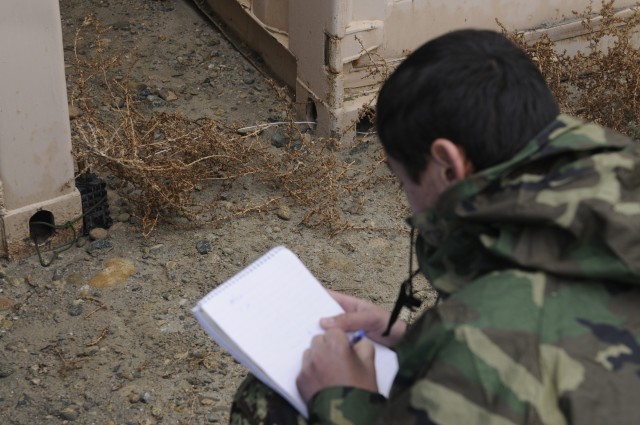 Soldiers show Afghans ropes of Explosive Ordinance Disposal