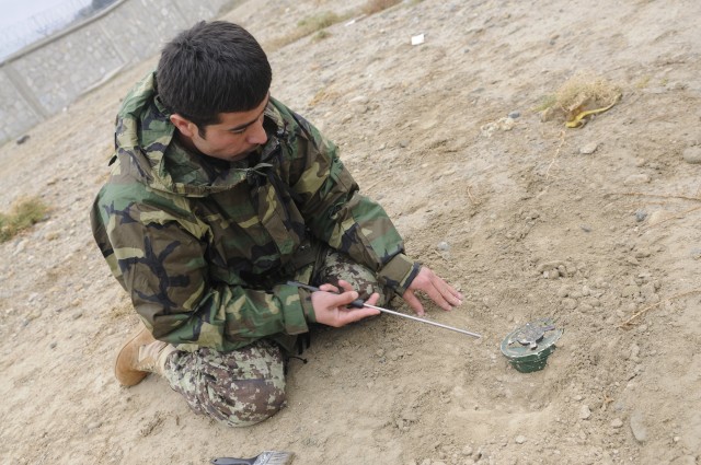 Soldiers show Afghans ropes of Explosive Ordinance Disposal