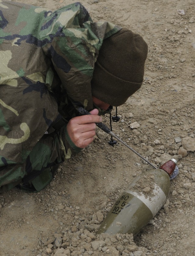 Soldiers show Afghans ropes of Explosive Ordinance Disposal