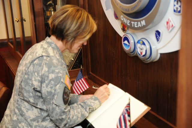 Surgeon General visits USARPAC