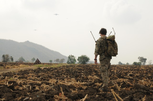 Spartan Brigade demonstrates quick response, airborne ability at Cobra Gold 2014