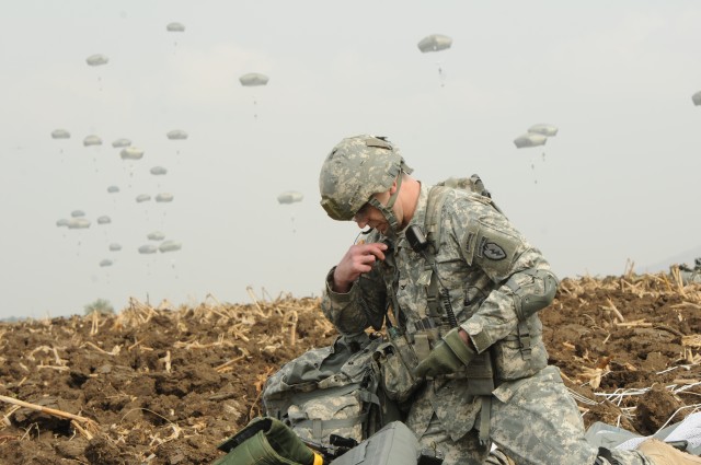 Spartan Brigade demonstrates quick response, airborne ability at Cobra Gold 2014