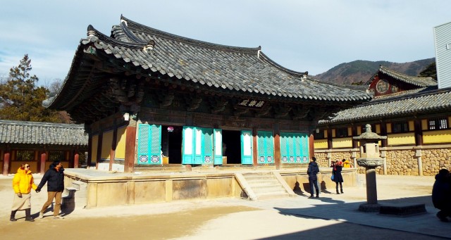 Bulguksa Temple draws curious onlookers
