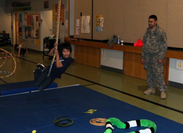 Soldiers volunteer at local school