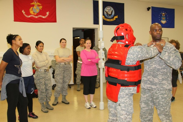 Soldiers teach airmen self defense