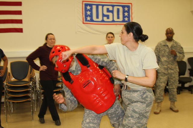 Soldiers teach airmen self defense