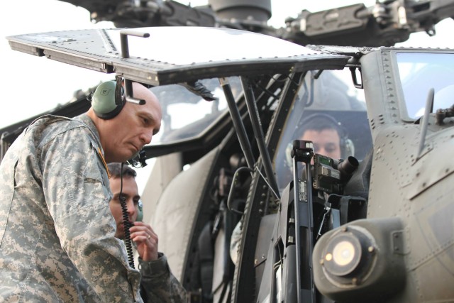 Odierno tours AH-64 Apache helicopter