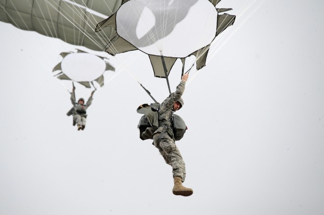 US, Polish paratroopers find common ground, spark critical thinking