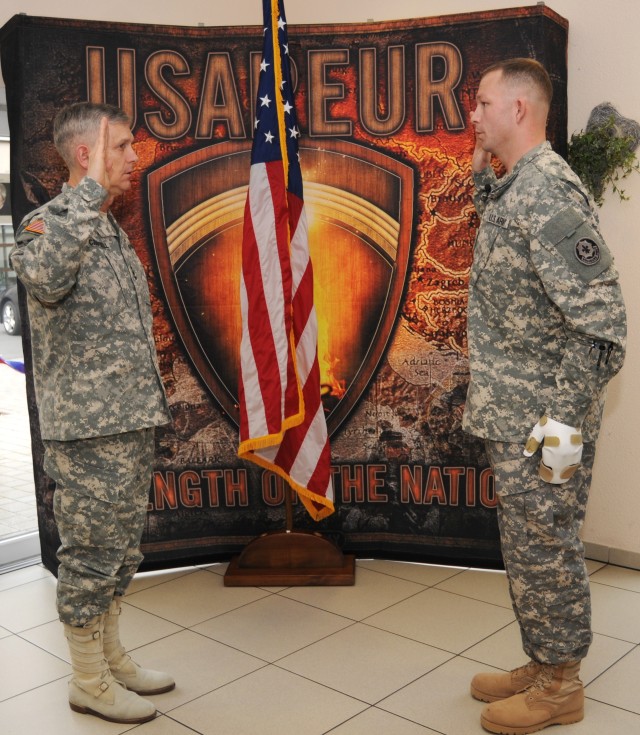 SSG Jones reenlists