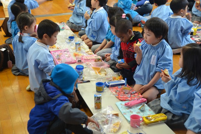 Children from Camp Zama visit Japanese kindergarteners for 'Friendship Day'