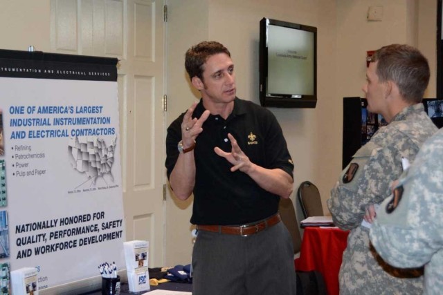 Recruiting specialist talks to Guardsman about employment opportunities