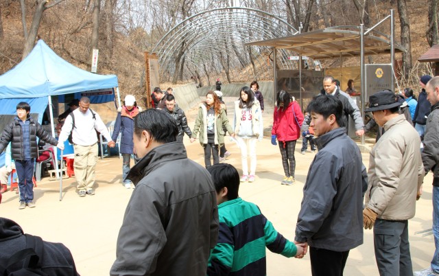 Volunteers keep community clean