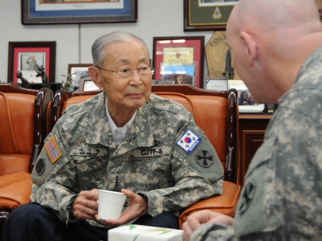 McKiernan meets Korean War legend in Seoul
