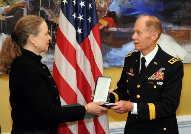 Lt. Gen. Jack Woodall, USA (Ret.), a former commander of the 2nd Infantry Division, presents the Distinguished Service Cross to Pamela Keiser