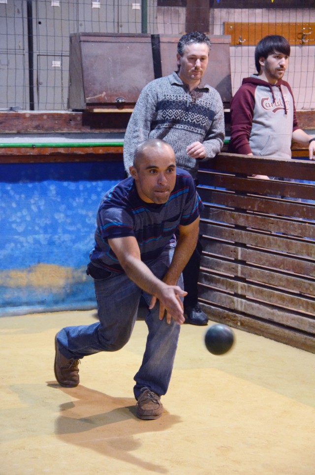 Paratroopers, Alpini bond over bocce in Italy