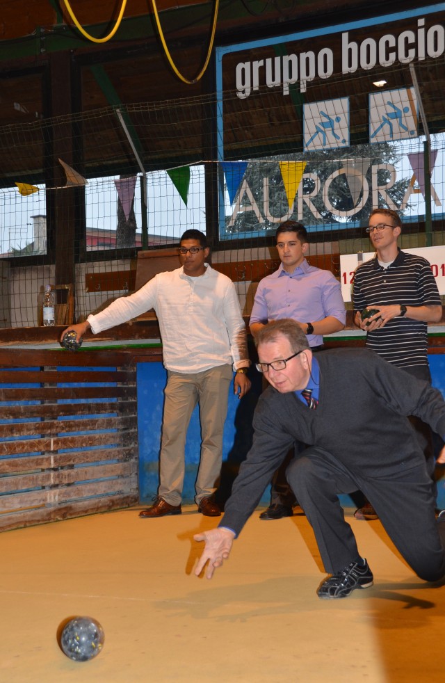 Paratroopers, Alpini bond over bocce in Italy