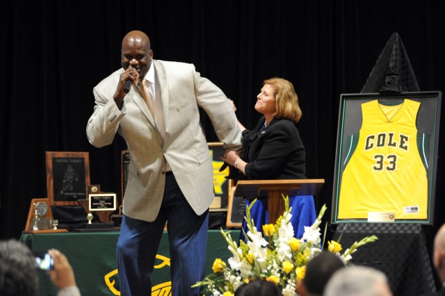 Shaq hams it up