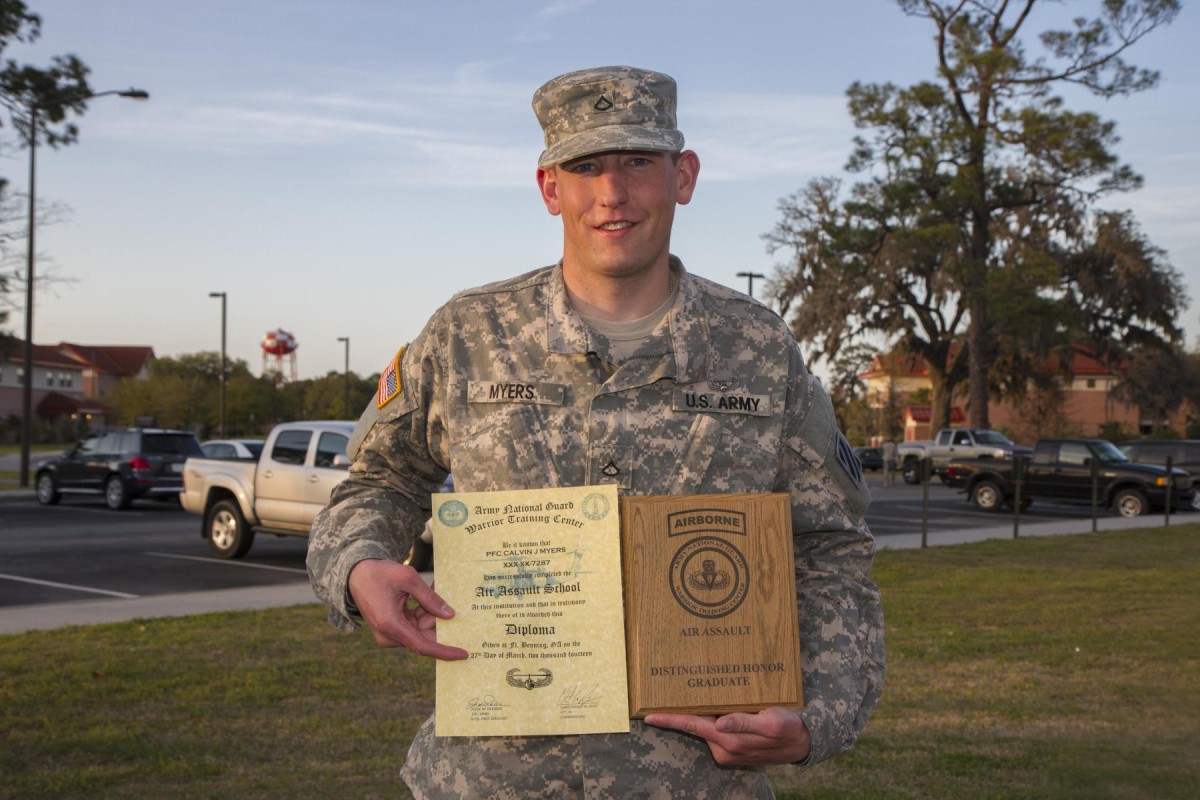 3rd-cab-soldier-awarded-air-assault-s-distinguished-honor-grad