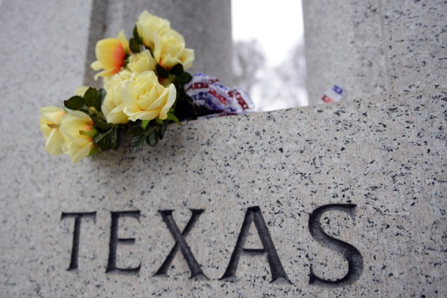 WWII veterans make emotional visit to their memorial in DC