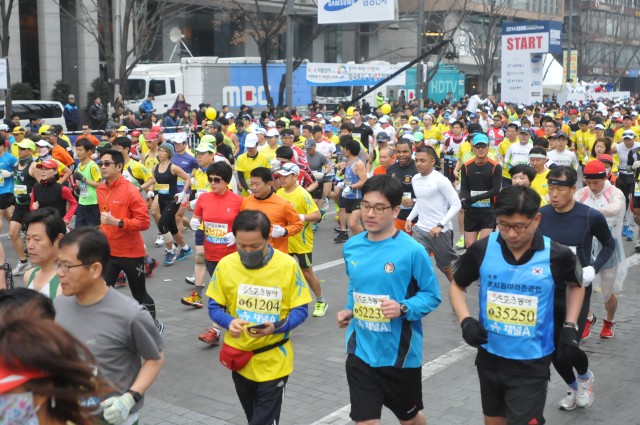 Leisure - Steel team runs Seoul International Marathon