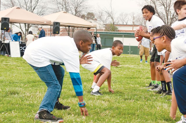 Belvoir youth athletes train with the pros in football camp | Article ...