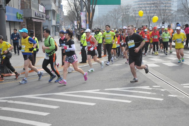 Leisure &#2013266048" Steel team runs Seoul International Marathon