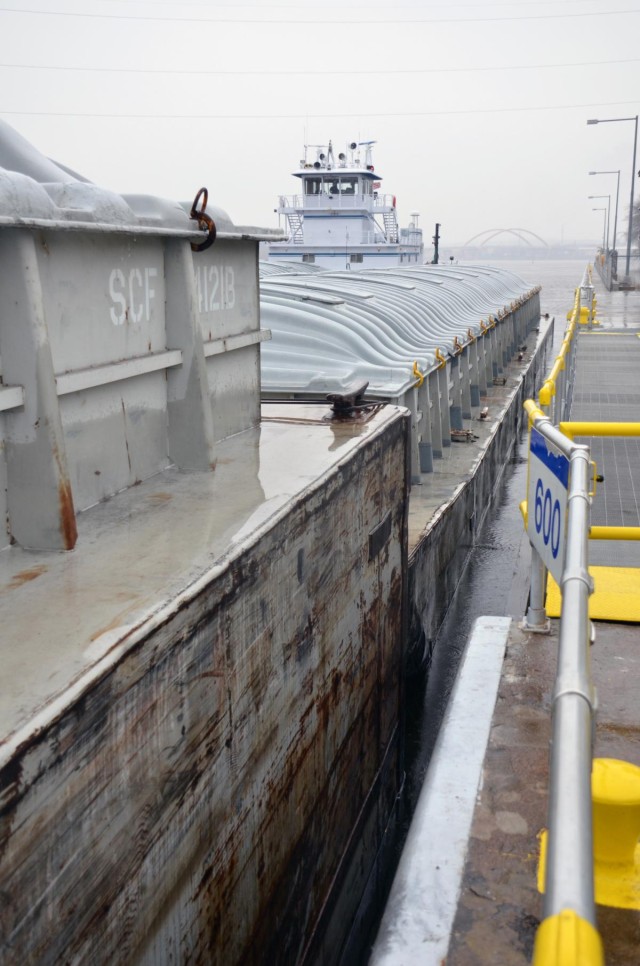 Corps welcomes first tow of 2014 navigation season to St. Paul, Minn.