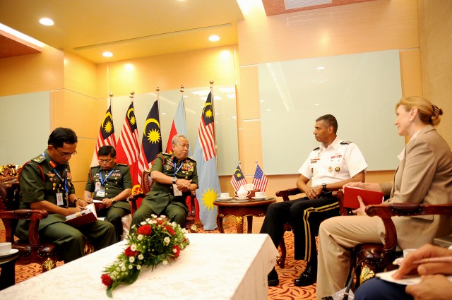 USARPAC Commanding General visits Chief of Army of the Malaysian Armed Force