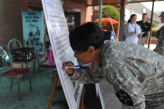 210th FA Bde. Soldiers sign a SHARP commitment pledge