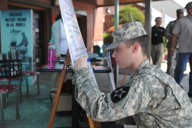 210th FA Bde. Soldiers sign a SHARP commitment pledge