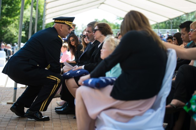 Odierno helps Army honor 'sacrifices of our EOD heroes'