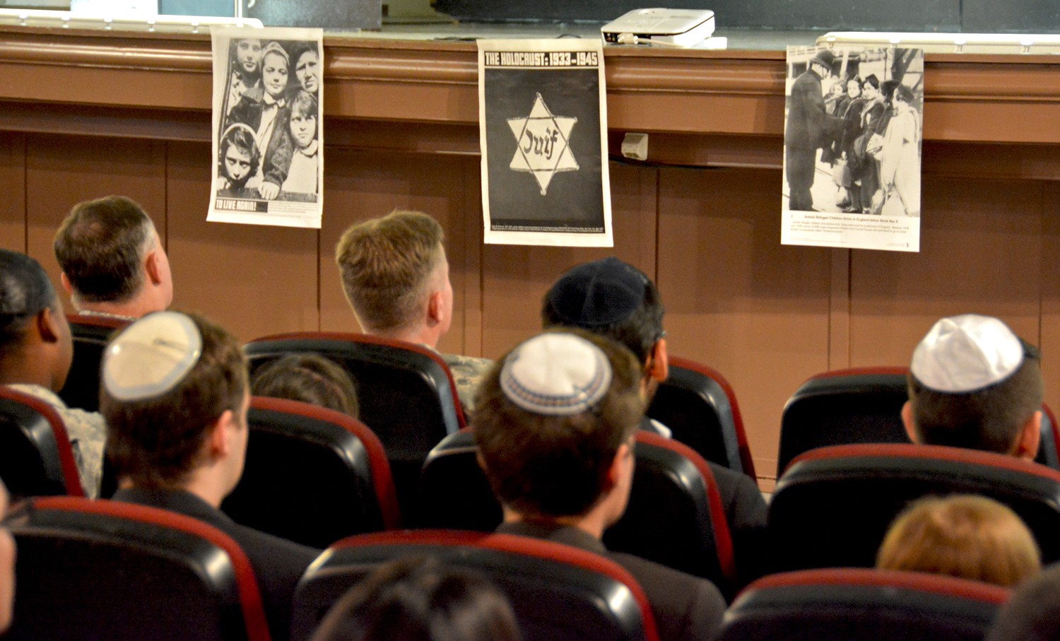 jewish people praying during the holocaust