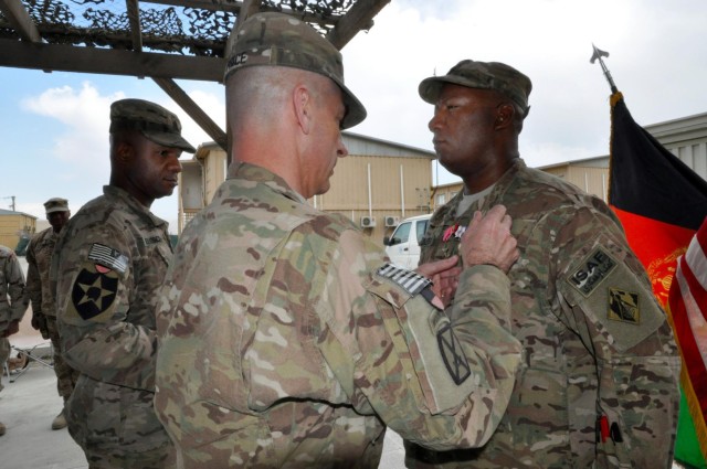 Lt. Col. Dickerson receives Bronze Star medal