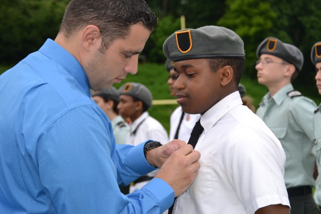 Wounded Warrior presents award to JROTC cadet